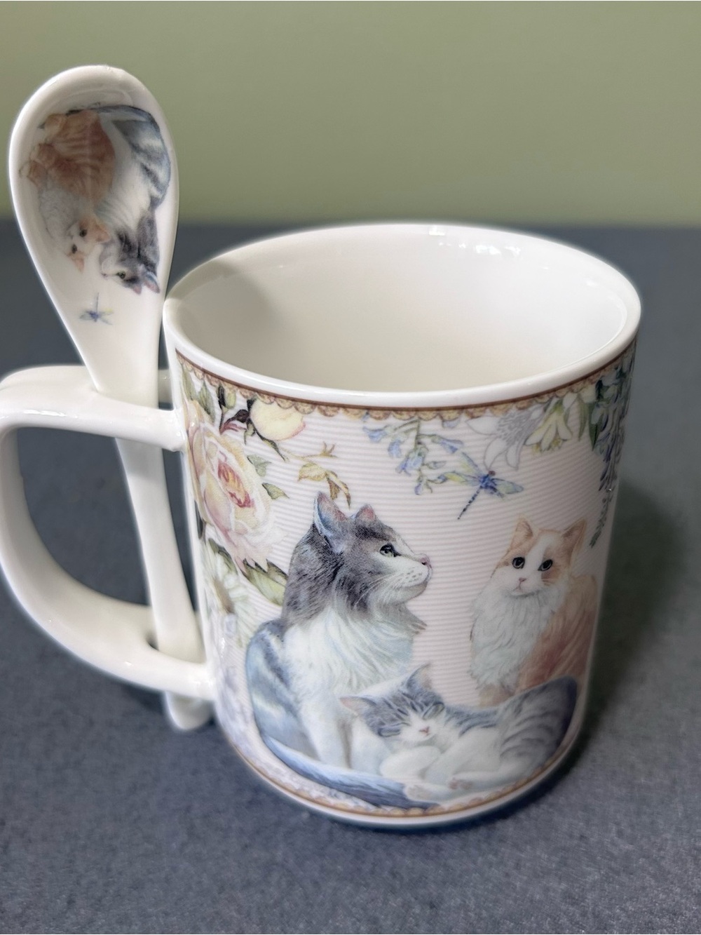 Bits and Pieces - 10 OZ Cat Mug with Teaspoon - Coffee and Tea Mug